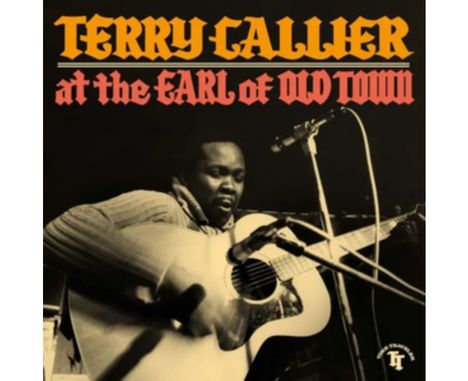 „Terry Callier at the Earl of Old Town“. Ein Mann spielt Akustikgitarre vor einem Mikrofon. Vintage-Stil.