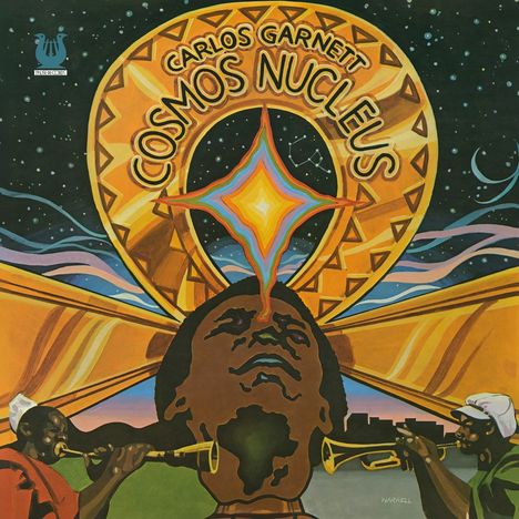 Text: "Carlos Garnett Cosmos Nucleus". Eine bunte, kosmische Illustration mit Musikern, Trompeten und Sternen.