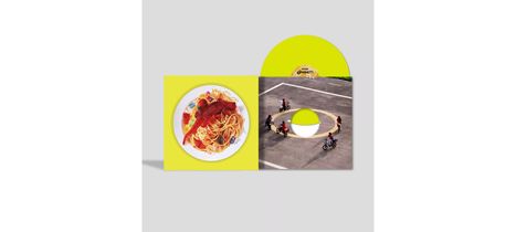 Eine gelbe Vinylhülle mit „Spaghetti“ und einer Illustration von Spaghetti mit Gummibärchen, daneben ein Foto von Rollerfahrern.