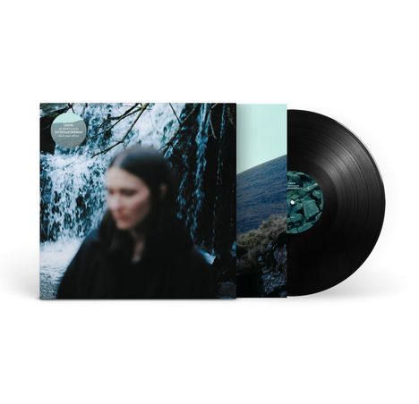 Der Text im Bild lautet: "Leah's Art-School Girlfriend, limited jade edition." Unscharfe Person vor einem Wasserfall auf einem Albumcover.