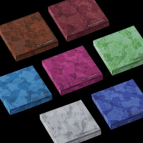 Quadratische Schachteln mit Tarnmustern in Rot, Grün, Blau und Grau, beschriftet mit „thermaltake“.