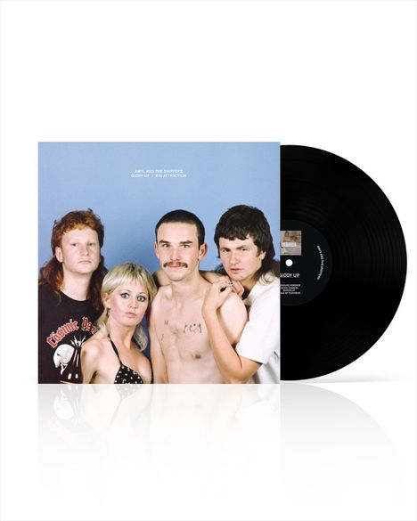 „AMYL AND THE SNIFFERS, GIDDY UP / BIG ATTRACTION“ steht oben. Vier Personen posieren vor blauem Hintergrund.