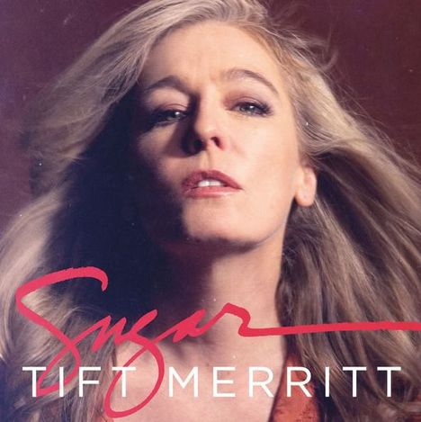 Text: "Sugar Tift Merritt." Eine Frau mit wehendem Haar schaut ernst nach vorne, Hintergrund ist dunkel.