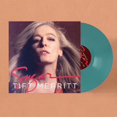 Aufschrift: "Sugar" und "Tift Merritt". Eine Frau mit langen Haaren schaut direkt nach vorne. Daneben eine blaue Vinyl-Schallplatte.