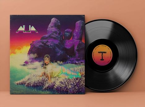 Text "AUA" in buntem Stil oben links. Illustration: Frau in surrealer Landschaft mit violetten Felsen, Vinyl-Schallplatte sichtbar.