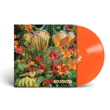 Der Text "SOJOURN" ist zu sehen. Eine orangefarbene Schallplatte, umgeben von tropischen Blumen und Trommeln.