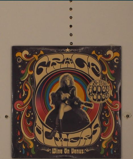 Großer Text: "GRAND"
Kleiner Text: "WINE ON VENUS"
Bunte, psychedelische Gestaltung mit Frau auf einem Regenbogen.