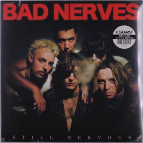 „BAD NERVES“ oben in Rot, „STILL NERVOUS“ unten in Weiß. Fünf Personen, eng beieinander, in dunkler Umgebung.