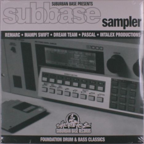 "subbase sampler: REMARC, MAMPI SWIFT, DREAM TEAM, PASCAL, INTALEX PRODUCTIONS. Foto eines Musik-Samplers mit Diskette."