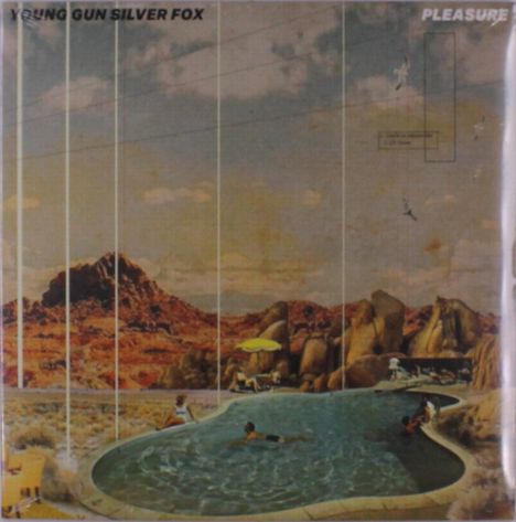 Text: "YOUNG GUN SILVER FOX" und "PLEASURE". Illustration: Landschaft mit Pool, Menschen schwimmen, Berge im Hintergrund.