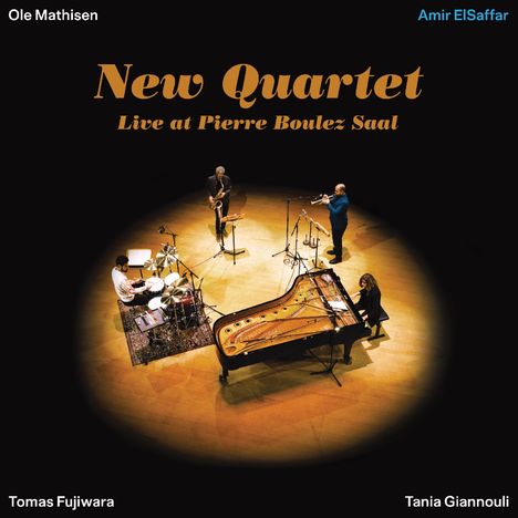 "New Quartet Live at Pierre Boulez Saal." Musiker spielen auf Bühne: Saxophon, Trompete, Schlagzeug, Piano.