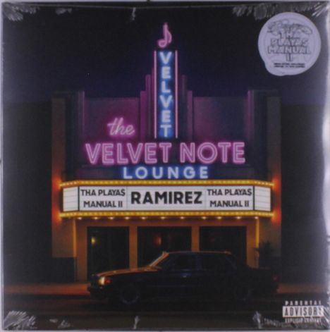 "VELVET NOTE LOUNGE", "RAMIREZ". Gebäude im Neonlicht, Auto davor.