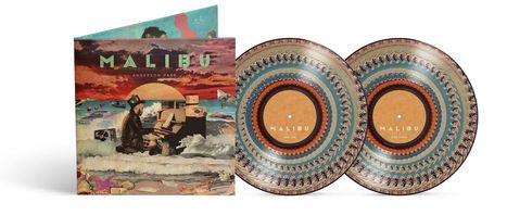 Das Albumcover zeigt "MALIBU" von Anderson .Paak. Ein Mann spielt Klavier am Strand bei Sonnenuntergang, mit zwei Vinyl-Schallplatten.
