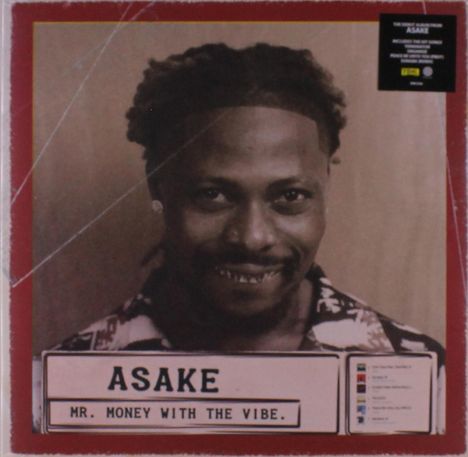 ASAKE, MR. MONEY WITH THE VIBE. Schwarz-weiß Foto eines lächelnden Mannes mit Frisuren in einem rot umrandeten Rahmen.