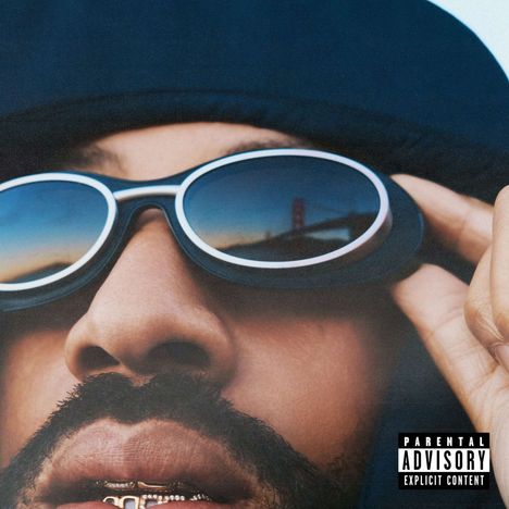 Parental Advisory: Explicit Content. Nahaufnahme eines Gesichts mit Sonnenbrille, die eine Skyline spiegelt.