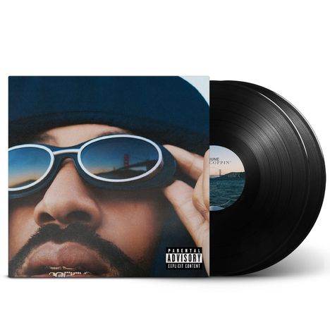 Plattenhülle mit "Parental Advisory: Explicit Content", Mann mit Sonnenbrille, Vinyl-Schallplatte sichtbar.