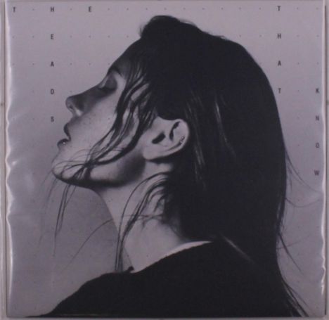 Text: "THE HEADS THAT KNOW". Schwarz-weiß Porträt einer Frau im Profil, mit geschlossenen Augen und nassem Haar.