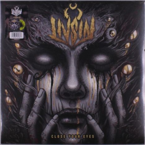 „CLOSE YOUR EYES“ in goldener Schrift unten. Oben ein Logo. Gesicht mit geschlossenen Augen, Hände berühren das Gesicht.