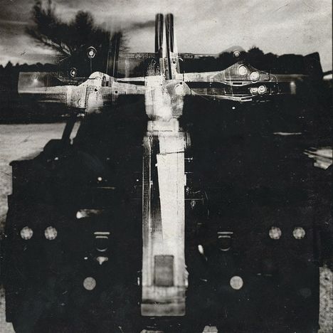 Eine schwarz-weiße, abstrakte Darstellung mit einer überlagerten Struktur, die maschinell anmutet. Keine lesbaren Texte.