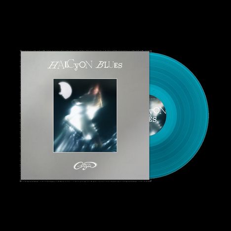 Text: "HALCYON BLUES". Unscharfes Foto einer Person, Mondscheinszene. Vinyl in leuchtendem Blau.