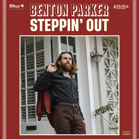 „Benton Parker Steppin’ Out“, eine Person lehnt an einer Tür, mit Jacke über der Schulter.