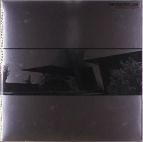 Text: "THE STARTING LINE. ETERNAL YOUTH". Dunkles, abstraktes Gebäude, umgeben von Bäumen.