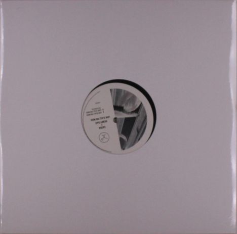 Weiße Hülle mit rundem Ausschnitt, der ein Label zeigt. Texte auf dem Label: Titel und Künstler. Minimalistisches Design.