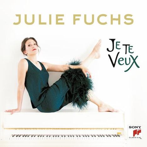 „Julie Fuchs. Je Te Veux. Ein hommage vibrant à Erik Satie et à la liberté créatrice...“ Frau in schwarzem Kleid auf Klavier.