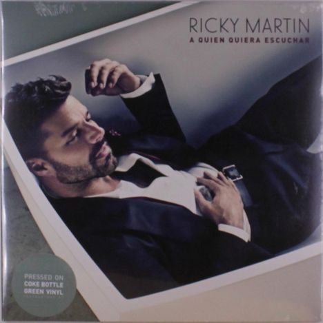 Text: "RICKY MARTIN, A QUIEN QUIERA ESCUCHAR, PRESSED ON COKE BOTTLE GREEN VINYL". Ein Mann im Anzug liegt entspannt.