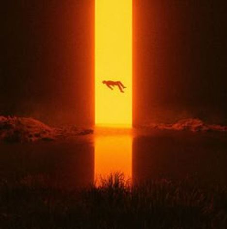 Eine schwebende Figur vor einem leuchtend orangefarbenen vertikalen Lichtstrahl, reflektiert in einem Gewässer.