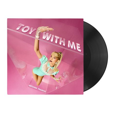 "TOY WITH ME" und "MEGHAN TRAINOR". Frau in mintgrünem Outfit in rosa Raum, schwarze Schallplatte rechts.