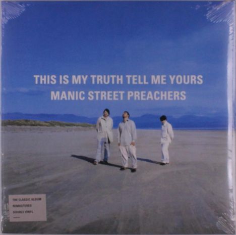 Text: "THIS IS MY TRUTH TELL ME YOURS MANIC STREET PREACHERS." Drei Personen in heller Kleidung am Strand.