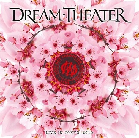 „DREAM THEATER“ und „LIVE IN TOKYO, 2010“. Ein Mandala aus rosa Blüten mit einem roten, kreisförmigen Design in der Mitte.