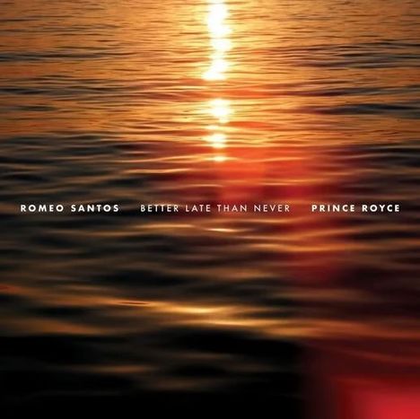 „Romeo Santos Better Late Than Never Prince Royce“ vor Sonnenuntergang auf ruhigem Wasser.