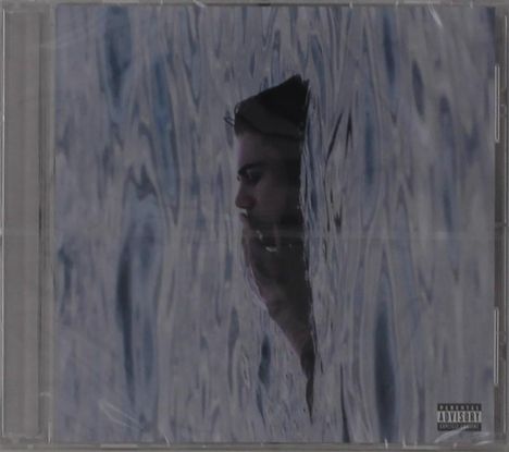 "Parental Advisory Explicit Content" steht unten rechts. Ein Gesicht spiegelt sich in einer welligen Wasseroberfläche.