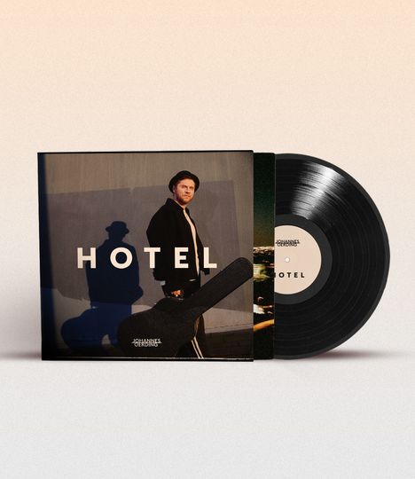Cover mit dem Text "HOTEL" und "Johannes Oerding". Ein Mann mit Hut und Gitarrenkoffer, daneben eine Schallplatte.