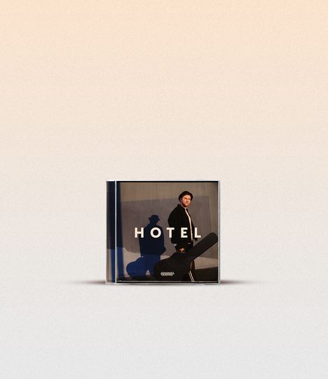 Text "HOTEL" mit einer Person, die einen Gitarrenkoffer hält. Subtile und minimalistische Farbgestaltung.