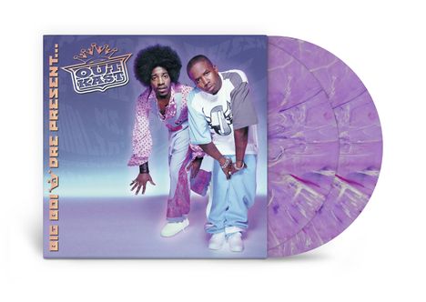 "Big Boi & Dre Present... OUTKAST". Zwei Männer in modischer Kleidung vor einem lila Hintergrund.