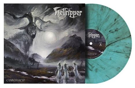"CORONACH" oben links steht "Hellripper". Eine düstere Landschaft, Berge, ein Baumwesen, drei Figuren im Nebel. Vinyl-Design.