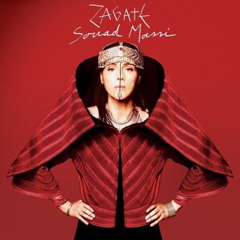 "ZIGZAG Souad Massi" steht oben. Eine Frau trägt ein kunstvolles, rotes Gewand und Kopfschmuck vor rotem Hintergrund.