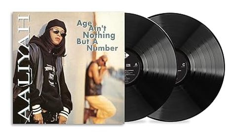 Texte: "Age Ain't Nothing But A Number", "Aaliyah". Zwei Schallplatten daneben. Person in schwarzer Kleidung mit Sonnenbrille.