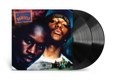 Text: "The Infamous... Mobb Deep". Zwei Personen im Vordergrund, Vinyl-Schallplatten daneben.