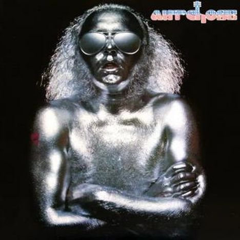 Oben rechts der Text „Autobahn“. Eine Person mit silberner Haut und Sonnenbrille, vor einem schwarzen Hintergrund.