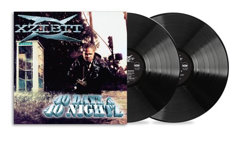 Text: „Xzibit“ und „40 Dayz & 40 Nightz“. Eine Telefonzelle bei Regen, ein Mann mit Zöpfen. Zwei schwarze Vinyl-Schallplatten.