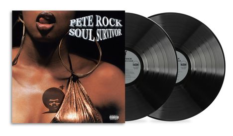 "Pete Rock Soul Survivor" in weißen Buchstaben. Nahaufnahme einer Frau mit großen Ohrringen und schimmerndem Kleid. Zwei Schallplatten.