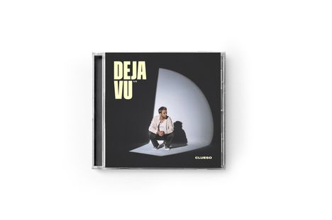 Text: "DEJA VU", "CLUESO". Eine Person sitzt in einem Lichtkreis und schaut zur Seite. CD-Cover.