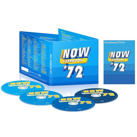Text: "NOW Yearbook 72". Ein blauer CD-Karton mit vier CDs und einem Heft "Numbered Print".