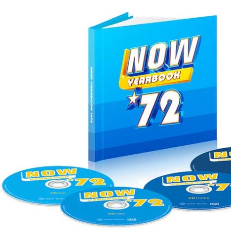 „NOW Yearbook 72“ steht auf einem blauen Buch und CDs. Buch mit Sternenmotiv.