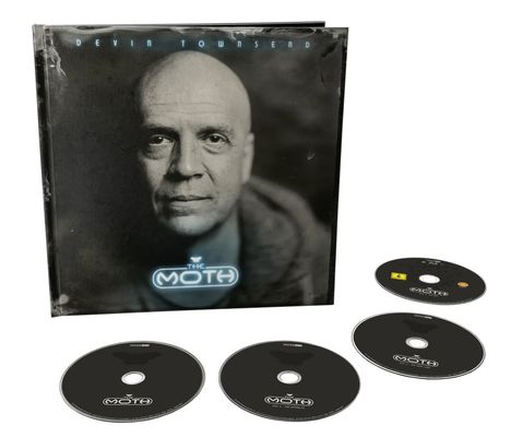 "DEVIN TOWNSEND" oben, "THE MOTH" unten. Porträt eines Mannes in Grautönen, fünf CDs darunter.