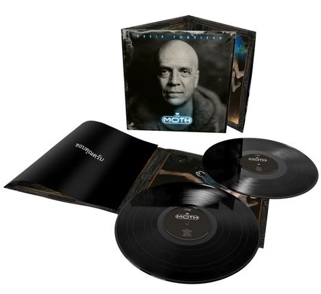 Texte: "Devin Townsend", "The Moth". Zwei Schallplatten, ein offenes Albumcover mit Porträt eines Mannes, dünnes Heft.